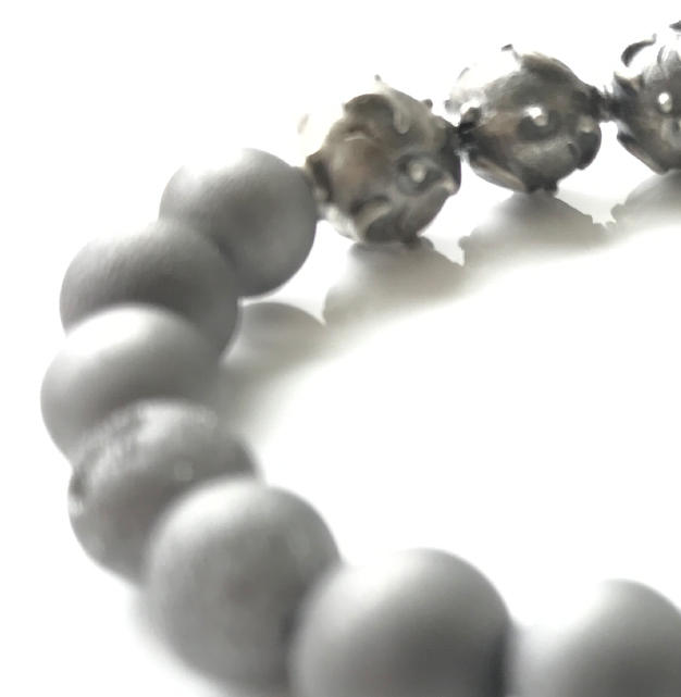 Energy properties of the Agate druzzy